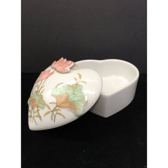 Vtg Heart Shaped Trinket Box Lidded White Porcelain Raised Lotus Flower Japan - Picture 14 of 16